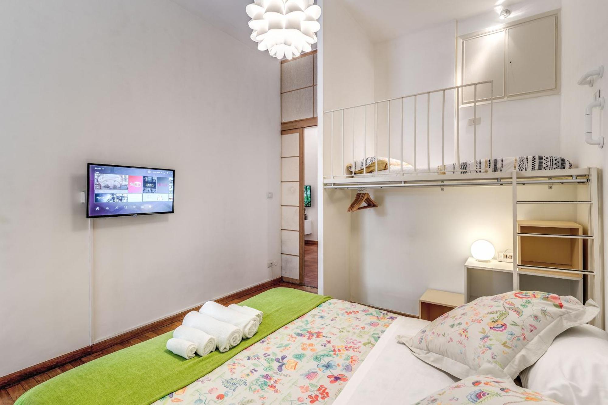 Elegant Apartment Behind The Colosseum, Rome
